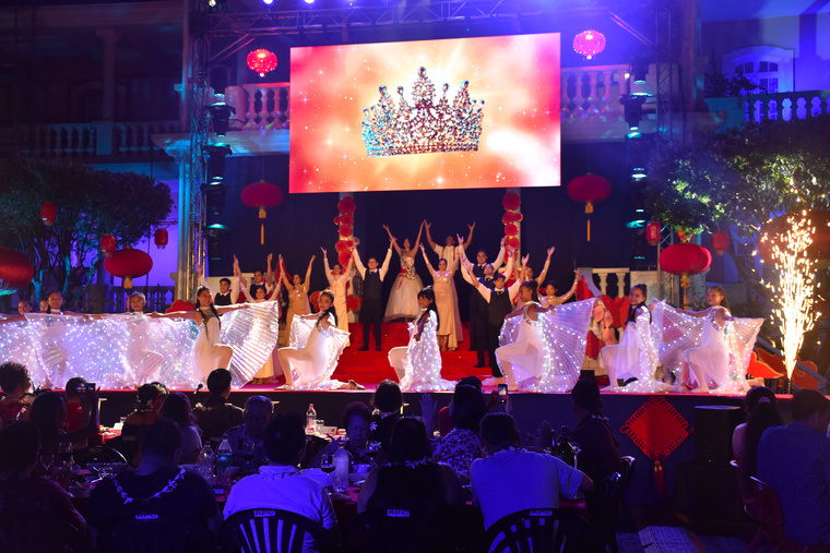 5: Début de soirée tout en lumière pour l’élection de Miss Dragon 2025. 5: Début de soirée tout en lumière pour l’élection de Miss Dragon 2025.