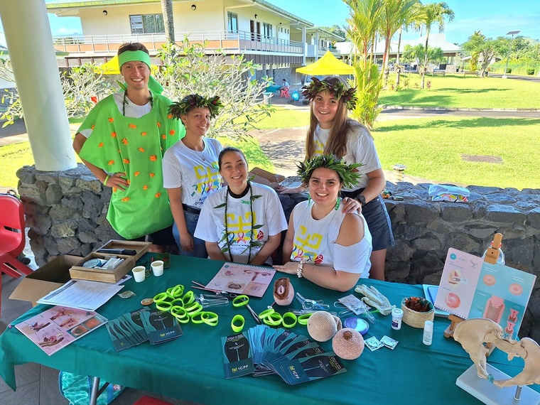 Le stand d’information des sages-femmes de l’hôpital de Taravao. Le stand d’information des sages-femmes de l’hôpital de Taravao.