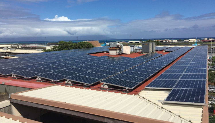 Les 305 panneaux photovoltaïques sur le toit du siège de la compagnie à Faa’a.