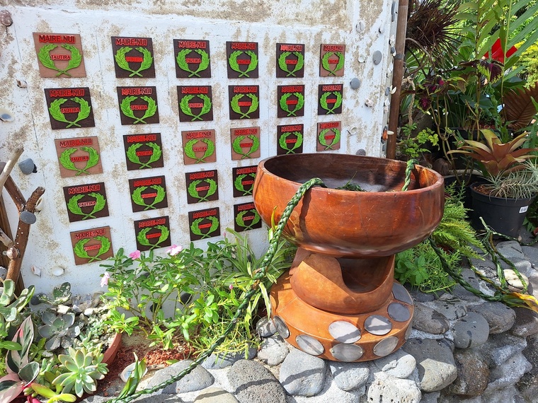 Le trophée de la Molokai Hoe et les 30 années glorieuses de Maire Nui. Le trophée de la Molokai Hoe et les 30 années glorieuses de Maire Nui.