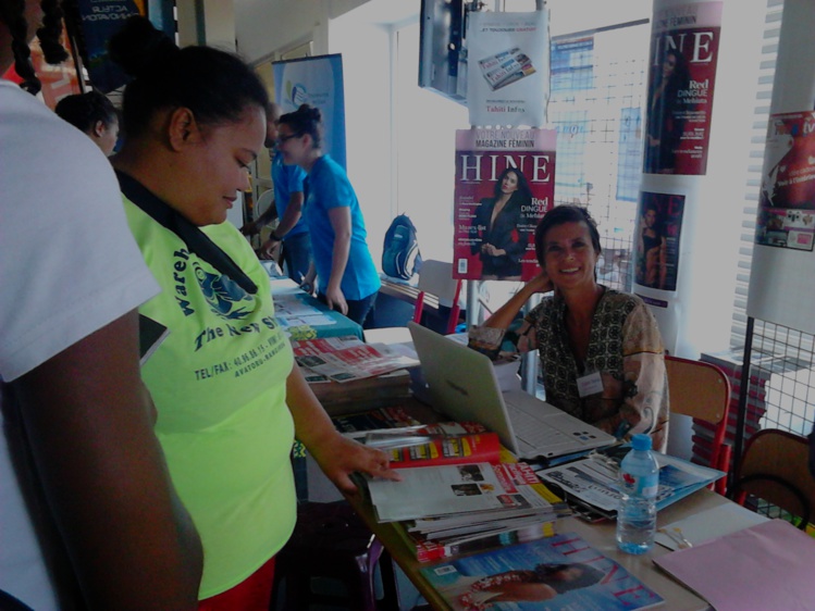 Sur le stand de Fenua communication, les visiteurs pouvaient découvrir ce mercredi les magazines du groupe et aussi le journal Tahiti Infos et aussi en savoir plus sur les métiers de journalistes et de commerciaux.
