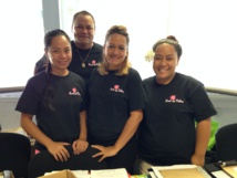 Vaitia Buchin entouré de ses charmantes hôtesses Vaitia Buchin entouré de ses charmantes hôtesses