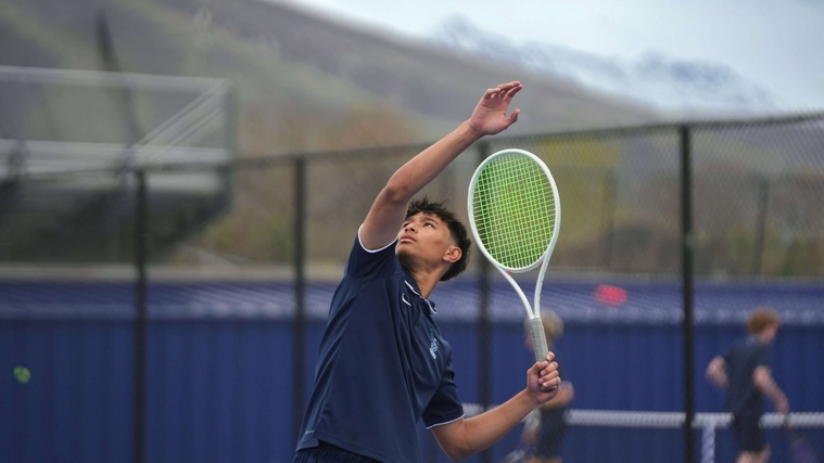 Le jeune prodige du tennis polynésien possède un service redoutable. Le jeune prodige du tennis polynésien possède un service redoutable.