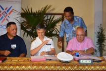 Cyril Tetuanui, président du SPC et maire de Tumaraa avec Lionel Beffre, le haut commissaire,  Tearii Alpha maire de Teva i Uta et Frédéric Riveta, maire de Rurutu au moment de la signature des conventions.