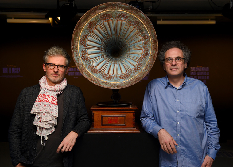 Musique par IA: retour vers le futur pour un artiste qui clone la voix de stars disparues Musique par IA: retour vers le futur pour un artiste qui clone la voix de stars disparues