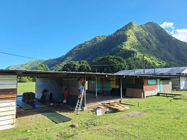 La construction des barraques s’achève sur le site de Hotu Maru (Crédit : Anne-Charlotte Lehartel). La construction des barraques s’achève sur le site de Hotu Maru (Crédit : Anne-Charlotte Lehartel).