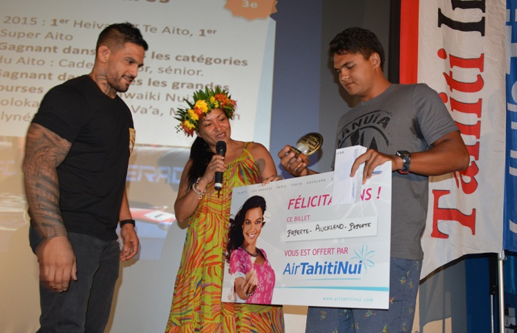 Kévin Céran-Jérusalemy a reçu son trophée des mains de Dany Gerard, et de Tahia Kévin Céran-Jérusalemy a reçu son trophée des mains de Dany Gerard, et de Tahia