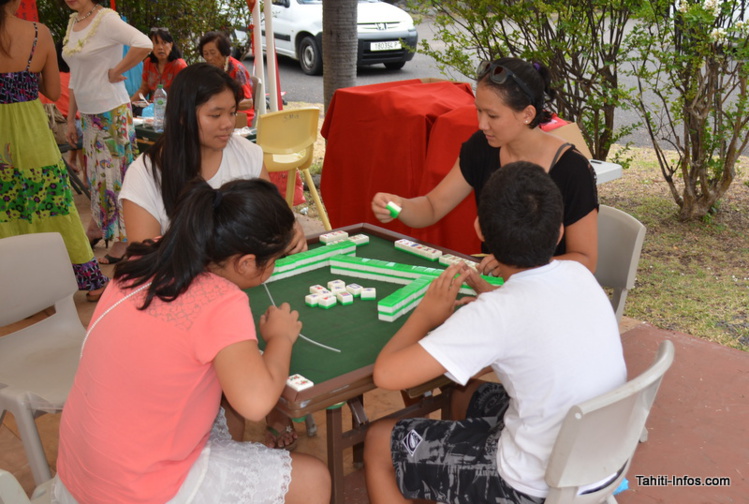 Atelier dominos : la culture chinoise passe aussi par les jeux de société.
