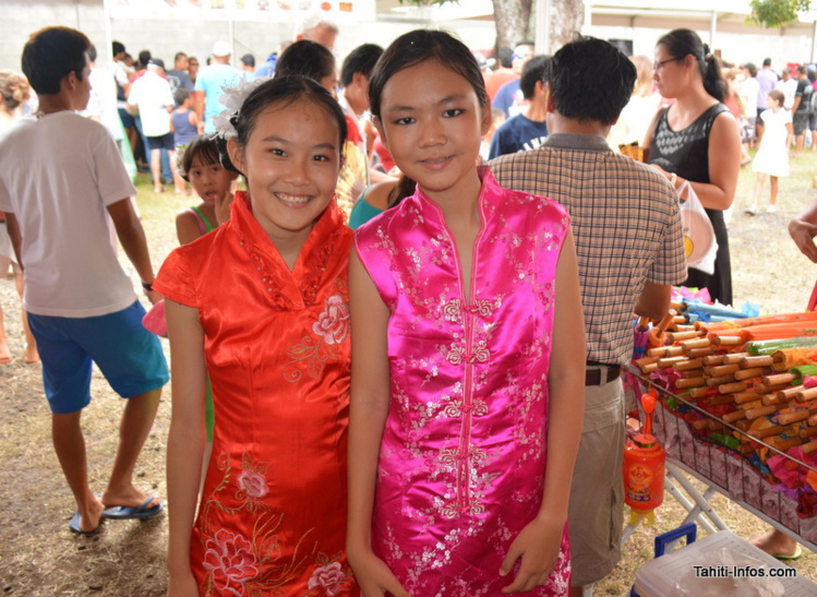 Le public a joué le jeu et les filles étaient vêtues de robes traditionnelles. Le public a joué le jeu et les filles étaient vêtues de robes traditionnelles.