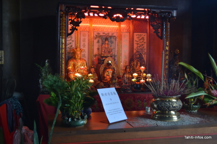 Une alcove consacrée à la déesse bouddhiste de la compassion qui protège les foyers et apaise les peines.