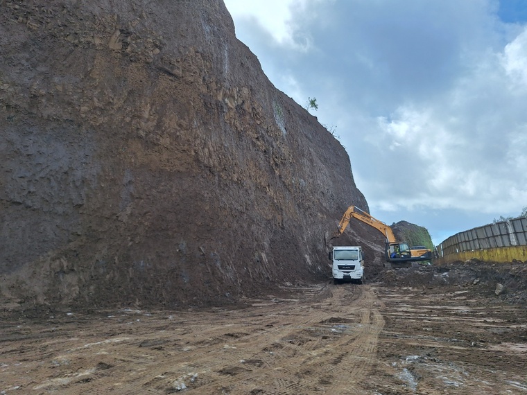 Le chantier devrait se poursuivre jusqu’en fin d’année pour le terrassement et jusqu’à mi-2026 pour la réfection de la route. Le chantier devrait se poursuivre jusqu’en fin d’année pour le terrassement et jusqu’à mi-2026 pour la réfection de la route.