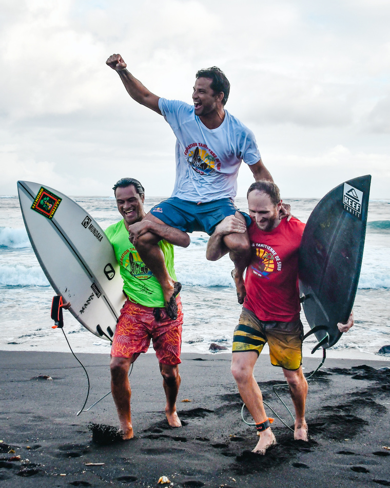 Hira Teriinatoofa, Michel Bourez et Steven Pierson n'ont pas fini de faire parler d'eux. La bande de copains a marqué l'histoire du Surf local et semble bien décidée à poursuivre ! Hira Teriinatoofa, Michel Bourez et Steven Pierson n'ont pas fini de faire parler d'eux. La bande de copains a marqué l'histoire du Surf local et semble bien décidée à poursuivre !
