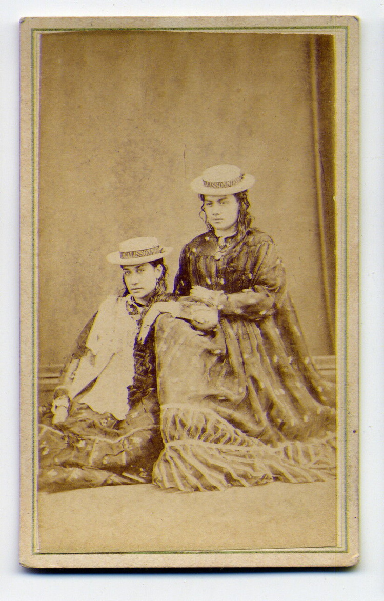 Photo de 1877, la princesse Joanna Marau Taaroa Tepau Salmon, connue par la suite sous le nom de Marau de Tahiti, La princesse joinville: Isabelle Shaw, fille non reconnue d'un commerçant anglais et d'une femme de Moorea. Photo de 1877, la princesse Joanna Marau Taaroa Tepau Salmon, connue par la suite sous le nom de Marau de Tahiti, La princesse joinville: Isabelle Shaw, fille non reconnue d'un commerçant anglais et d'une femme de Moorea.