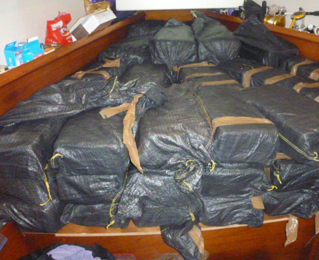 Les ballots de cocaïne n'étaient pas cachés, juste entreposés au fond du bateau. L'importance de cette cargaison (680 kg) sur un petit voilier de 10 mètres explique que toute tentative de cacher une telle quantité était vaine.