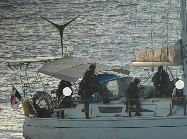 Depuis samedi matin des marins du Prairial surveillent les trois convoyeurs et la cargaison de drogue à bord du voilier qui a été arraisonné.
