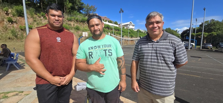 Raymond Tamaititahio, Toarere Avaemai et Pater Tautu tous les trois agents à Te Fare Tauhiti Nui – La Maison de la Culture "Les indemnités et le salaire ne sont pas à la hauteur du travail qu’on fait. Les taxes ont augmenté et, arrivé le quinze du mois, certains agents n’ont plus d’argent”, Raymond Tamaititahio, Toarere Avaemai et Pater Tautu tous les trois agents à Te Fare Tauhiti Nui – La Maison de la Culture "Les indemnités et le salaire ne sont pas à la hauteur du travail qu’on fait. Les taxes ont augmenté et, arrivé le quinze du mois, certains agents n’ont plus d’argent”,