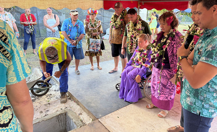 Mardi dernier, lors de la cérémonie de pose de première pierre organisée en présence de la ministre des Solidarités, du ministre de la Santé, de la déléguée interministérielle au handicap et du maire de Uturoa. (© Présidence).