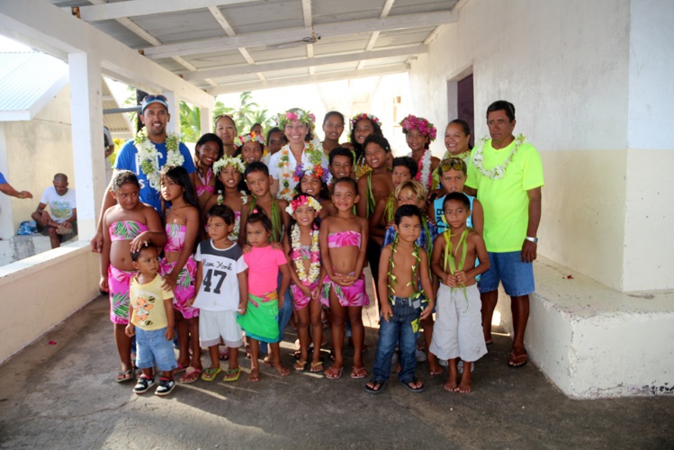 Nicole Sanquer à la rencontre des élèves et des enseignants de l'école de Taenga Nicole Sanquer à la rencontre des élèves et des enseignants de l'école de Taenga