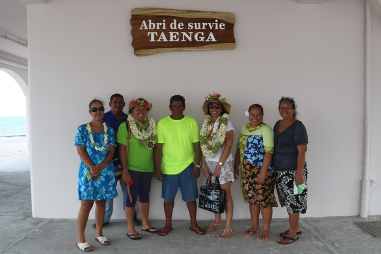 Un abri de survie vient d'être construit, l'occasion pour le maire délégué de Taenga de le faire découvrir aux autorités locales Un abri de survie vient d'être construit, l'occasion pour le maire délégué de Taenga de le faire découvrir aux autorités locales