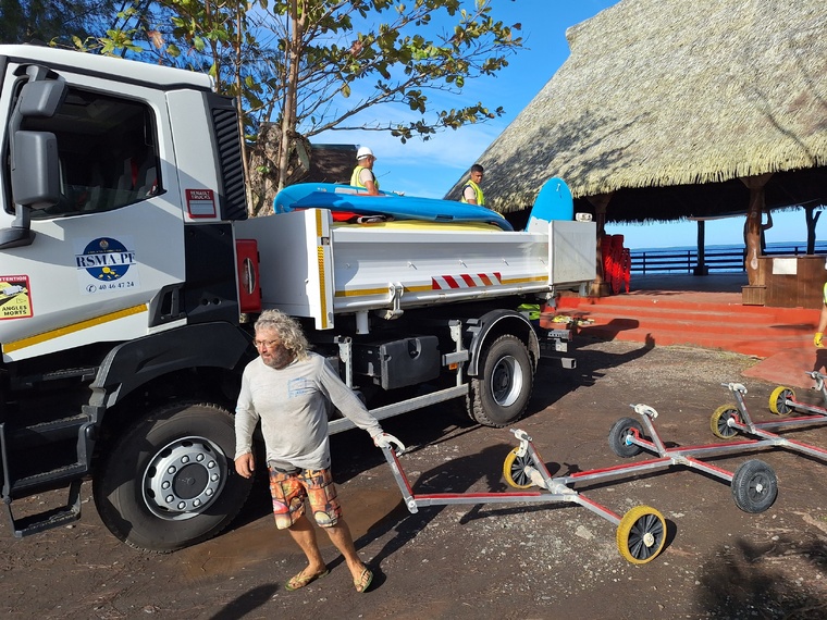 Petit à petit, le motu Ovini se transforme en école de voile. Petit à petit, le motu Ovini se transforme en école de voile.