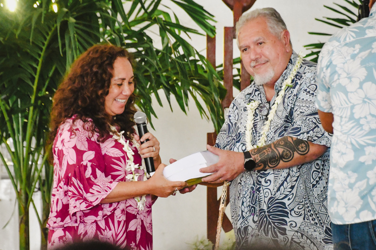 Un rapport de 700 pages a été remis à chacune des institutions du Pays afin qu'ils puissent le consulter et décider en connaissance de cause. Un rapport de 700 pages a été remis à chacune des institutions du Pays afin qu'ils puissent le consulter et décider en connaissance de cause.