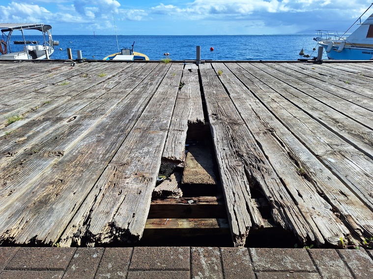 Le plancher du quai est criblé de trous. Le plancher du quai est criblé de trous.