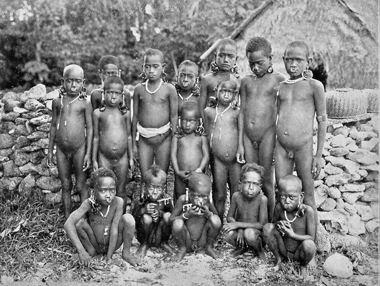 Les jeunes enfants du Nukapu, lors d’une mission exploratoire, avant l’évangélisation complète des îles Salomon.