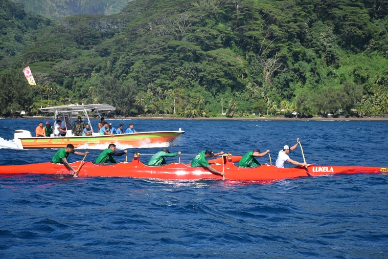La team Enviropol monte sur la deuxième marche du podium seniors. La team Enviropol monte sur la deuxième marche du podium seniors.