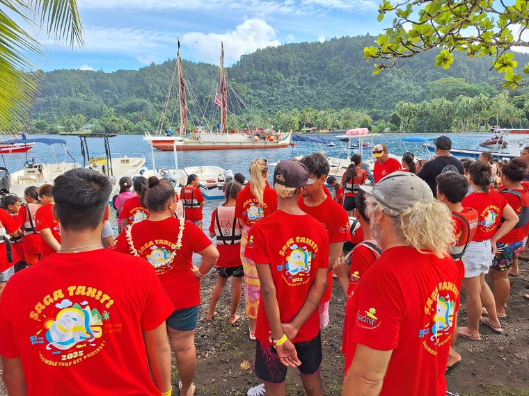 Arrivée de Hōkūle’a au motu Ovini pour l’ouverture de la Saga (Crédit : Anne-Charlotte Lehartel). Arrivée de Hōkūle’a au motu Ovini pour l’ouverture de la Saga (Crédit : Anne-Charlotte Lehartel).
