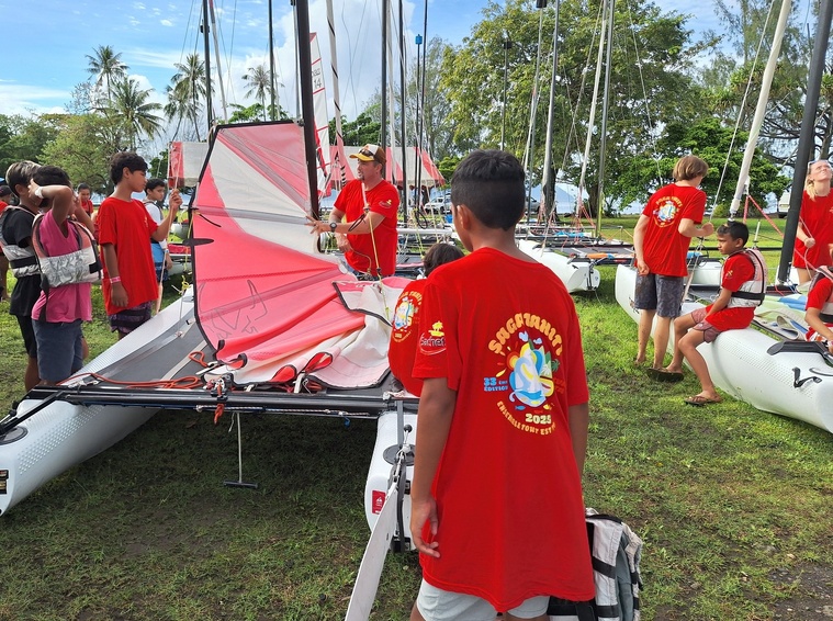 Les premières voiles de l’édition 2025 ont été hissées ce lundi matin, à Papeari. Les premières voiles de l’édition 2025 ont été hissées ce lundi matin, à Papeari.