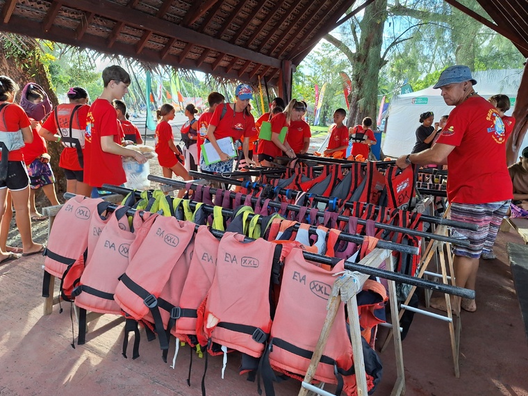 Distribution des gilets dès l’arrivée des enfants sur site. Distribution des gilets dès l’arrivée des enfants sur site.