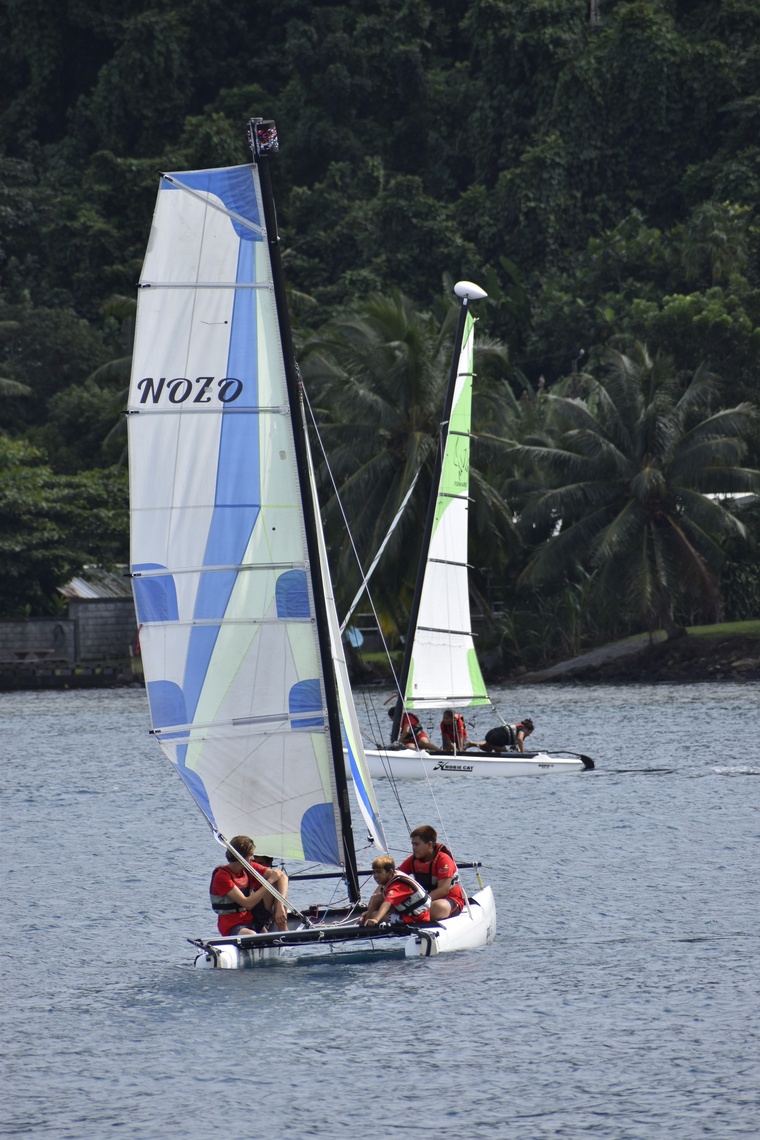 Les enfants et les adolescents avaient hâte de se jeter à l’eau. Les enfants et les adolescents avaient hâte de se jeter à l’eau.
