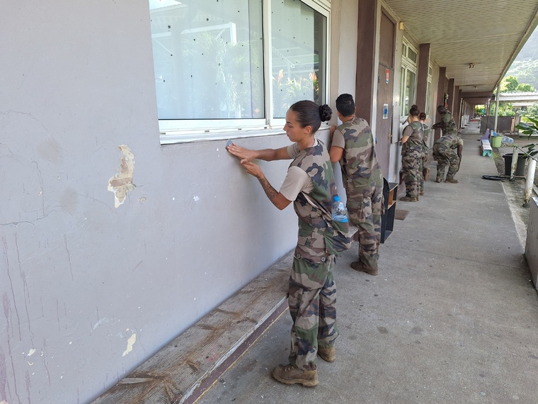 Ponçage des murs des écoles Potii et Ahototeina avant peinture.
