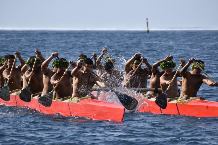 Les juniors du Team OPT montent sur la première marche du podium en V16 (Crédit : Anne-Charlotte Lehartel).