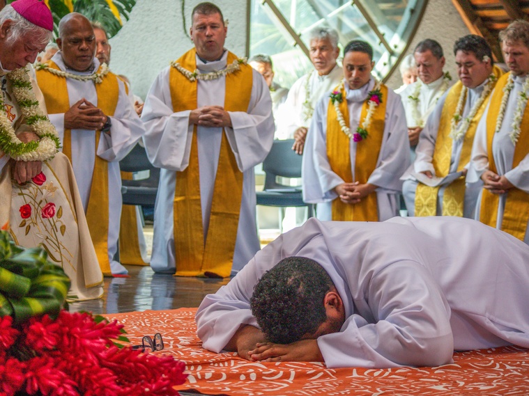 Plusieurs étapes liturgiques ont marqué cette ordination notamment la litanie des saints. Plusieurs étapes liturgiques ont marqué cette ordination notamment la litanie des saints.