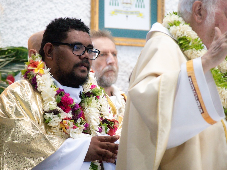 En septembre, Ravaki Warren regagnera le grand séminaire d'Orléans. En septembre, Ravaki Warren regagnera le grand séminaire d'Orléans.