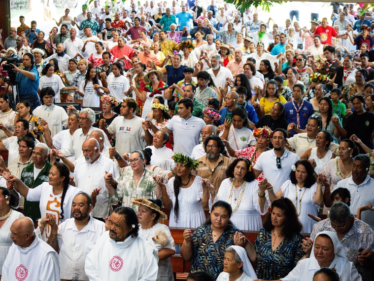 Ravaki a été entouré de sa famille et fidèles venus nombreux.