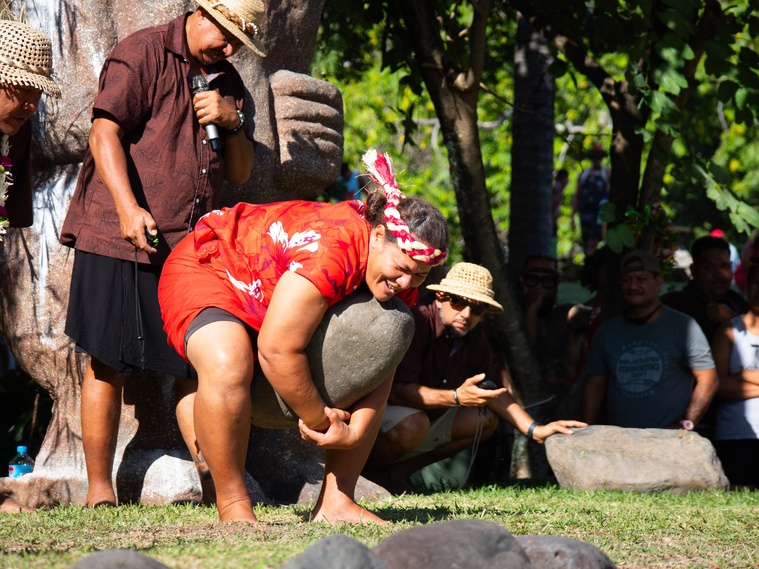 Le lever de pierre consiste à soulever et stabiliser une pierre sur les épaules. Le lever de pierre consiste à soulever et stabiliser une pierre sur les épaules.