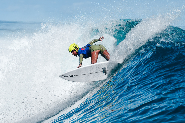 Kiara Goold a opté pour les manœuvres en finale. Une stratégie payante qui lui vaut une première victoire à Teahupo'o. Kiara Goold a opté pour les manœuvres en finale. Une stratégie payante qui lui vaut une première victoire à Teahupo'o.