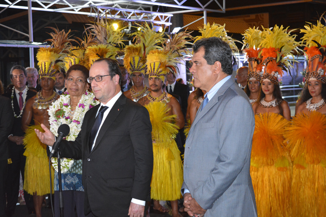 François Hollande lors de son allocution à son arrivée dimanche soir à l'aéroport de Tahiti Faa'a.