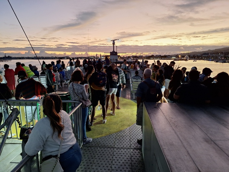 Arrivée à la gare maritime au lever du jour, à 6 h 15 précises. Arrivée à la gare maritime au lever du jour, à 6 h 15 précises.