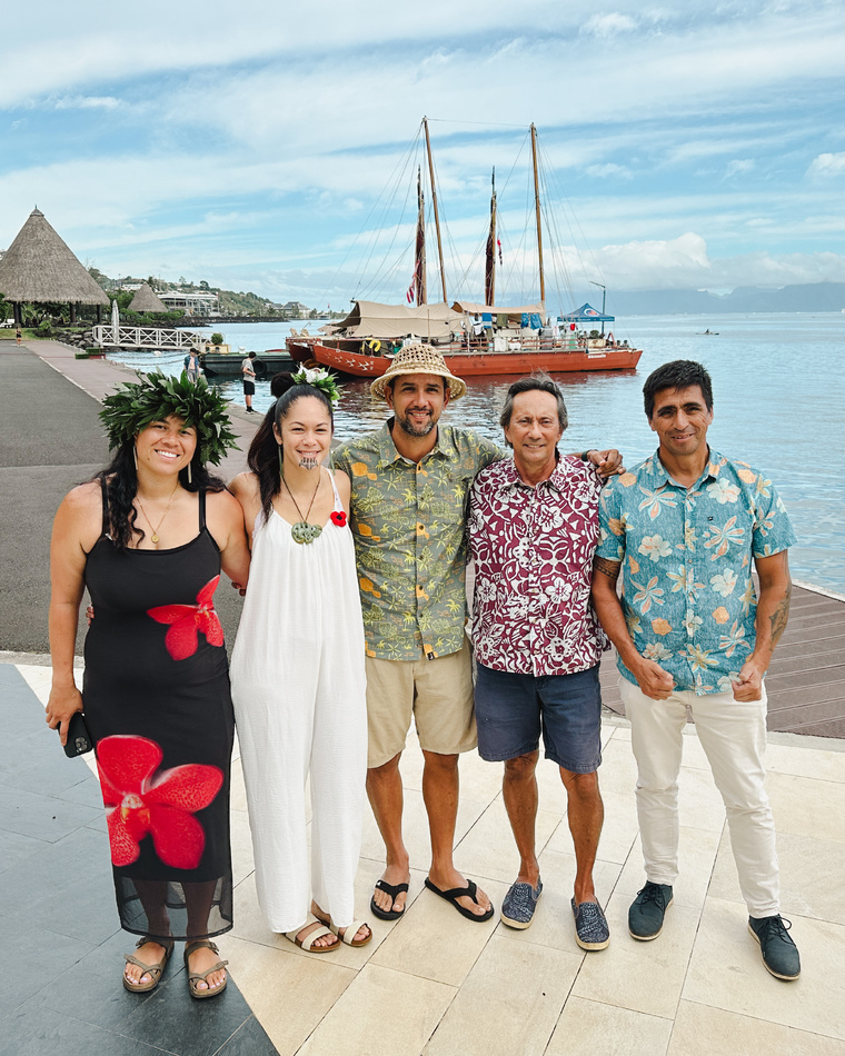 Composé de représentants originaires de Nouvelle-Zélande, Hawaii, Rapa nui, des Îles Cook et de Tahiti, le comité tient tout d'abord à se structurer davantage avant d'ouvrir sa table aux autres pays. Composé de représentants originaires de Nouvelle-Zélande, Hawaii, Rapa nui, des Îles Cook et de Tahiti, le comité tient tout d'abord à se structurer davantage avant d'ouvrir sa table aux autres pays.