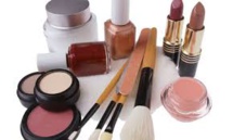 Cosmétiques: substances "préoccupantes" dans 185 produits