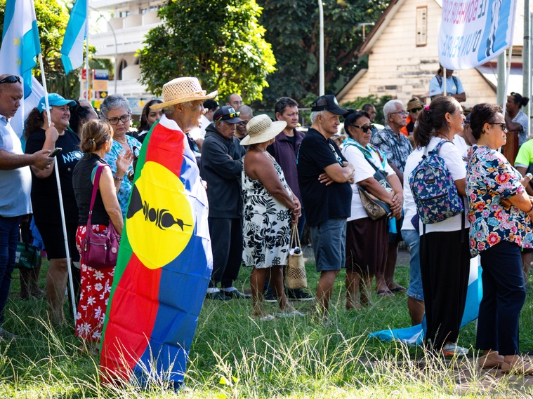 Parmi les manifestants, quelques personnes arboraient des drapeaux kanak, signe d'un soutien à l'indépendance de la Nouvelle-Calédonie. Parmi les manifestants, quelques personnes arboraient des drapeaux kanak, signe d'un soutien à l'indépendance de la Nouvelle-Calédonie.
