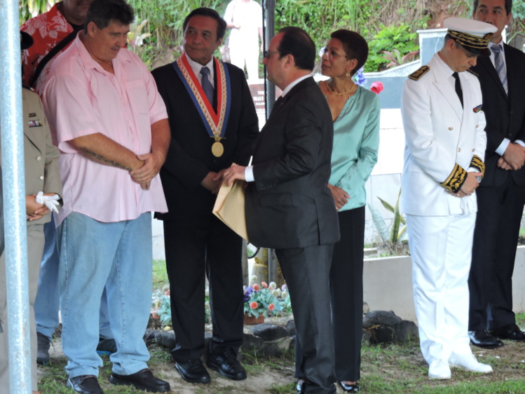 François Hollande s'est entretenu avec la famille de Pouvana'a a Oopa François Hollande s'est entretenu avec la famille de Pouvana'a a Oopa
