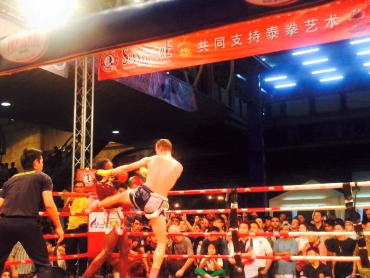 Une ambiance survoltée pour ce premier combat depuis son arrivée en Thaïlande Une ambiance survoltée pour ce premier combat depuis son arrivée en Thaïlande