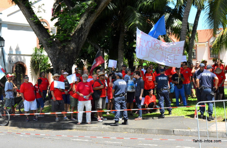 Les forces de l'ordre ont encadré les manifestants à chaque fois que le président passait Les forces de l'ordre ont encadré les manifestants à chaque fois que le président passait