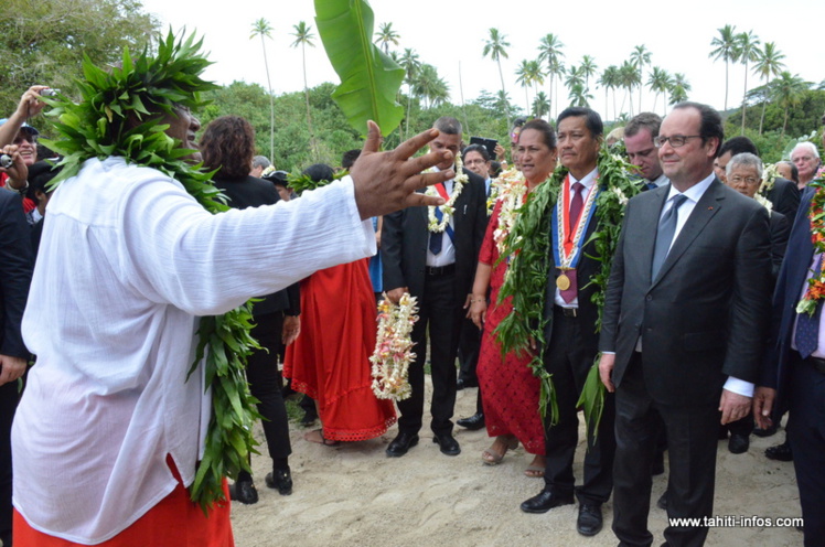 Lors du 'orero de bienvenue à l'arrivée sur le site de Taputapuatea. Lors du 'orero de bienvenue à l'arrivée sur le site de Taputapuatea.