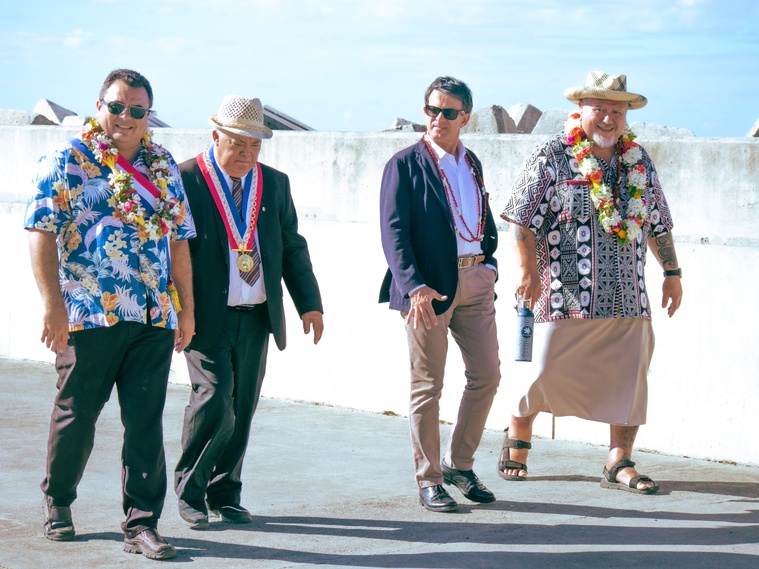 Le ministre d'Outre-mer, Manuel Valls, et le président Moetai Brotherson accueillis par le maire Frédéric Riveta (de droite à gauche).