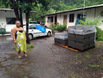 Des sinistrés ont reçu des aides en matériaux pour reconstruire.